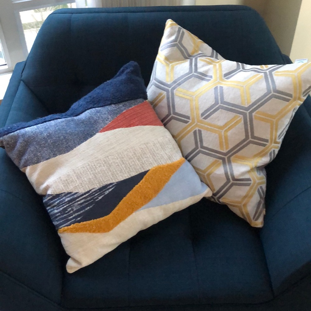 SOLD ✨Throw pillows!